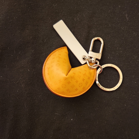 ***BRAND NEW*** Rare Louis Vuitton Monogram Fortune Cookie Bag Charm Key Holder - Picture 3 of 7